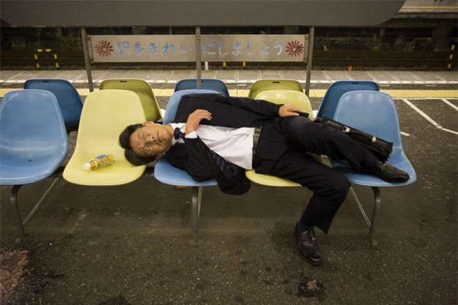 Lo nhân viên làm việc quá sức, một công ty Nhật thưởng 14 triệu cho ai ngủ đủ 6h/ngày - Ảnh 2.