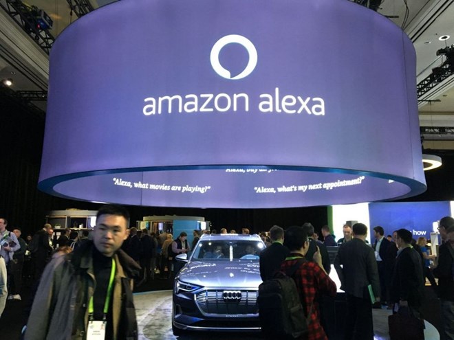 Một gian trưng bày với quảng cáo trợ lý ảo Alexa của Amazon. (Nguồn: challenges.fr)