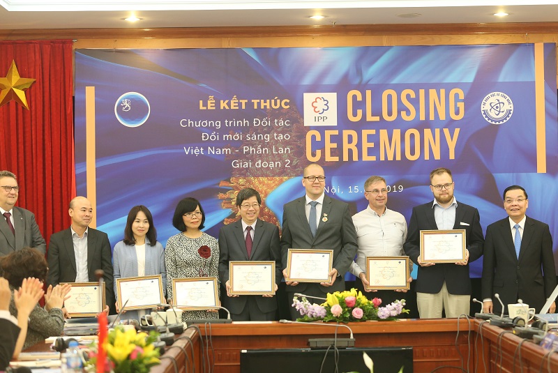 Bộ trưởng Bộ KH&CN Chu Ngọc Anh và Đại sứ Phần Lan Kari Kahiluoto trao tặng bằng chứng nhận khen thưởng cho các cá nhân có đóng góp cho Chương trình IPP2. Ảnh: Bảo Như
