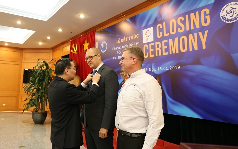 Bộ trưởng Bộ KH&CN Chu Ngọc Anh trao kỷ niệm chương cho ông Marko Saarinen (giữa), Tham tán Đại sứ quán Phần Lan tại Việt Nam, đồng Trưởng ban chỉ đạo IPP2 và ông Lauri Laakso (phải), cố vấn trưởng Chương trình IPP2. Ảnh: Bảo Như