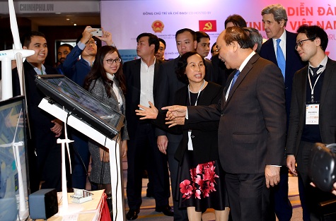 Thủ tướng tham quan các gian hàng công nghệ tại Diễn đàn - Ảnh: VGP/Quang Hiếu