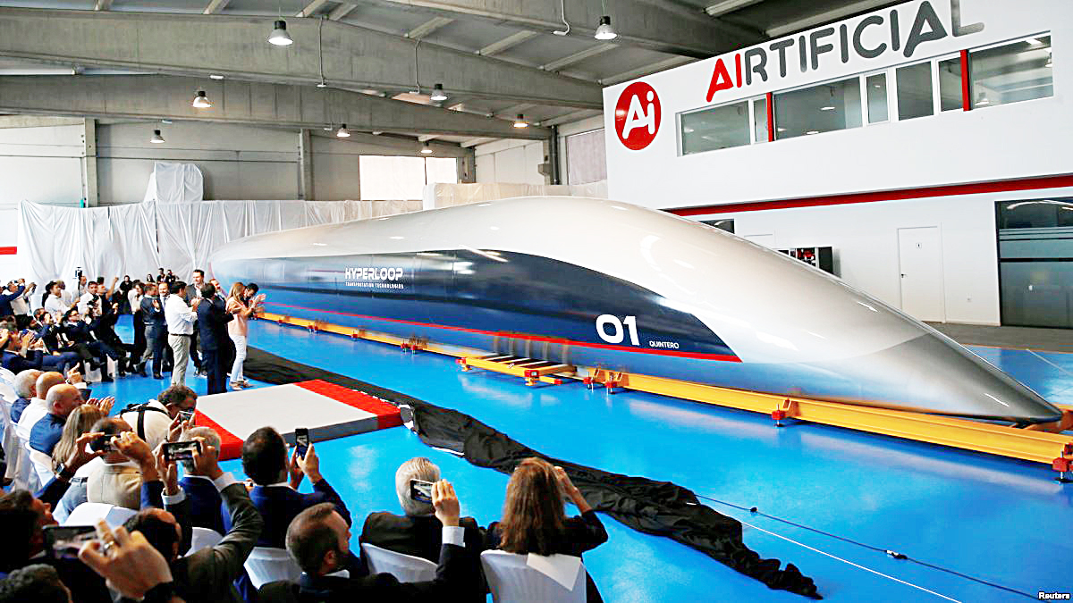 Toa tàu hyperloop kích thước thật được ra mắt hôm 2/10/2018 ở Tây Ban Nha. Ảnh: Reuters