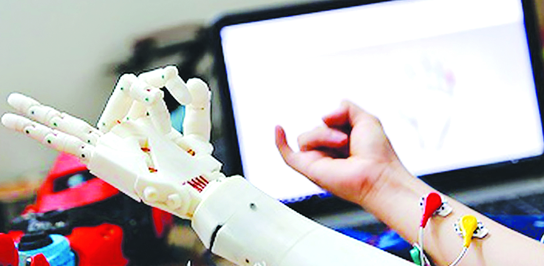 Mặc dù công nghệ in 3D đã có mặt trong khá nhiều lĩnh vực ở Việt Nam nhưng theo các chuyên gia, việc ứng dụng vẫn chủ yếu mang tính chất thử nghiệm. Trong ảnh: Thử nghiệm cánh tay điều khiển bằng suy nghĩ được làm từ công nghệ in 3D của Công ty TNHH 3D Master. Ảnh: Loan Lê
