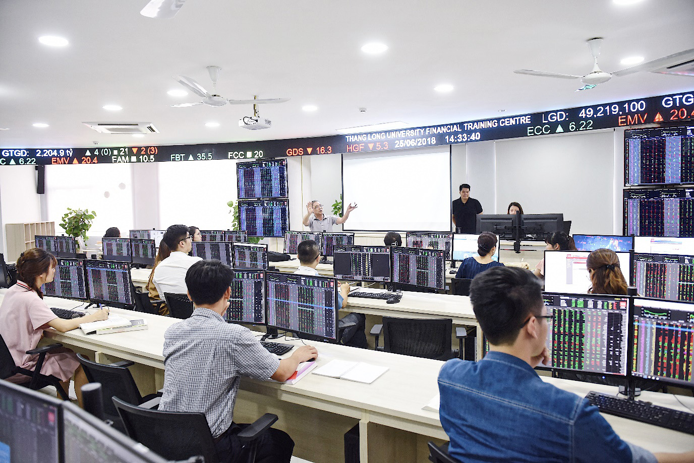 Trung tâm Thực hành tài chính, một dạng phòng học mô phỏng dành cho sinh viên khối ngành Kinh tế - Quản lý, vừa được Đại học Thăng Long đưa vào sử dụng từ giữa năm 2018. Ảnh: kenh14.vn
