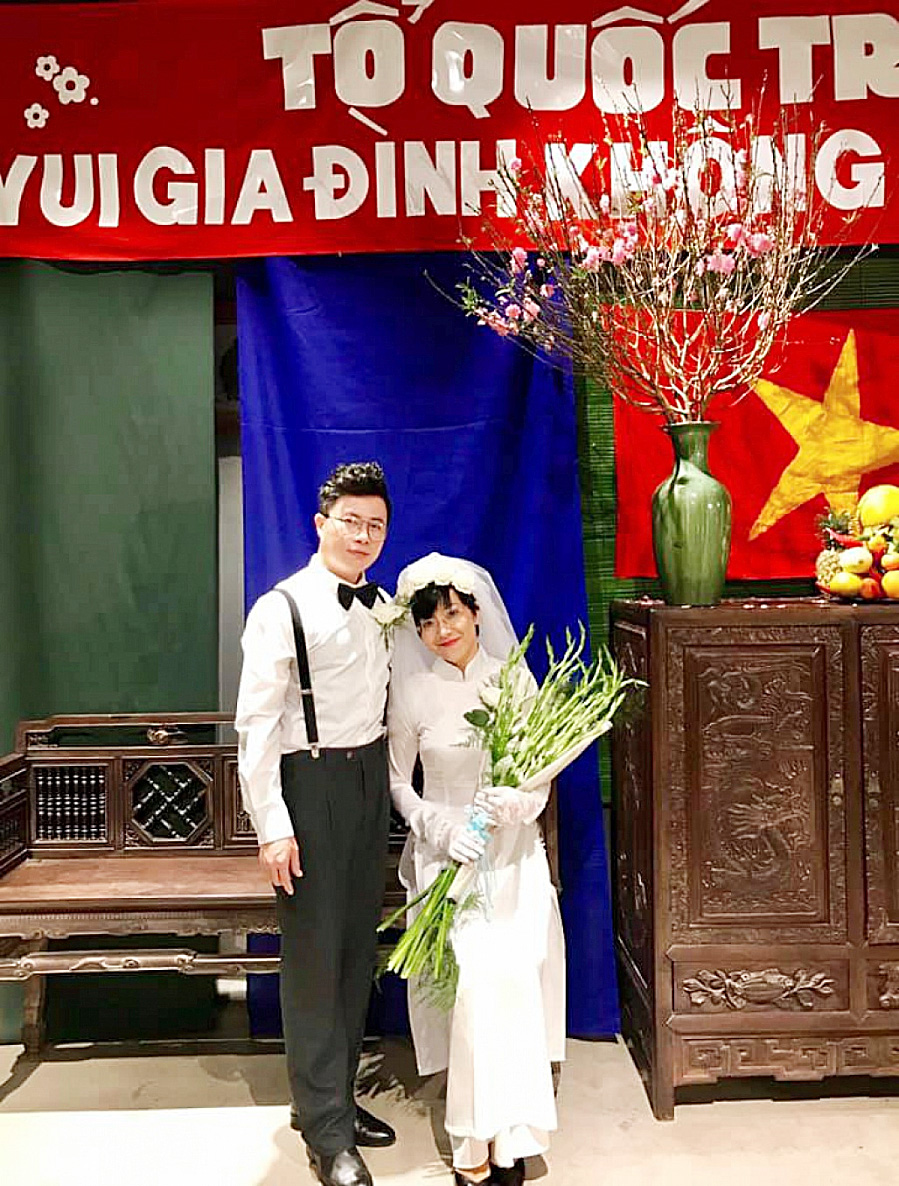 Hai MC Thảo Vân và Lê Anh làm người mẫu cho bộ ảnh cưới chụp theo phong cách vintage thời bao cấp trong chương trình “Ngày chung đôi”, một sự kiện tái hiện những đám cưới xưa. Ảnh: Int.