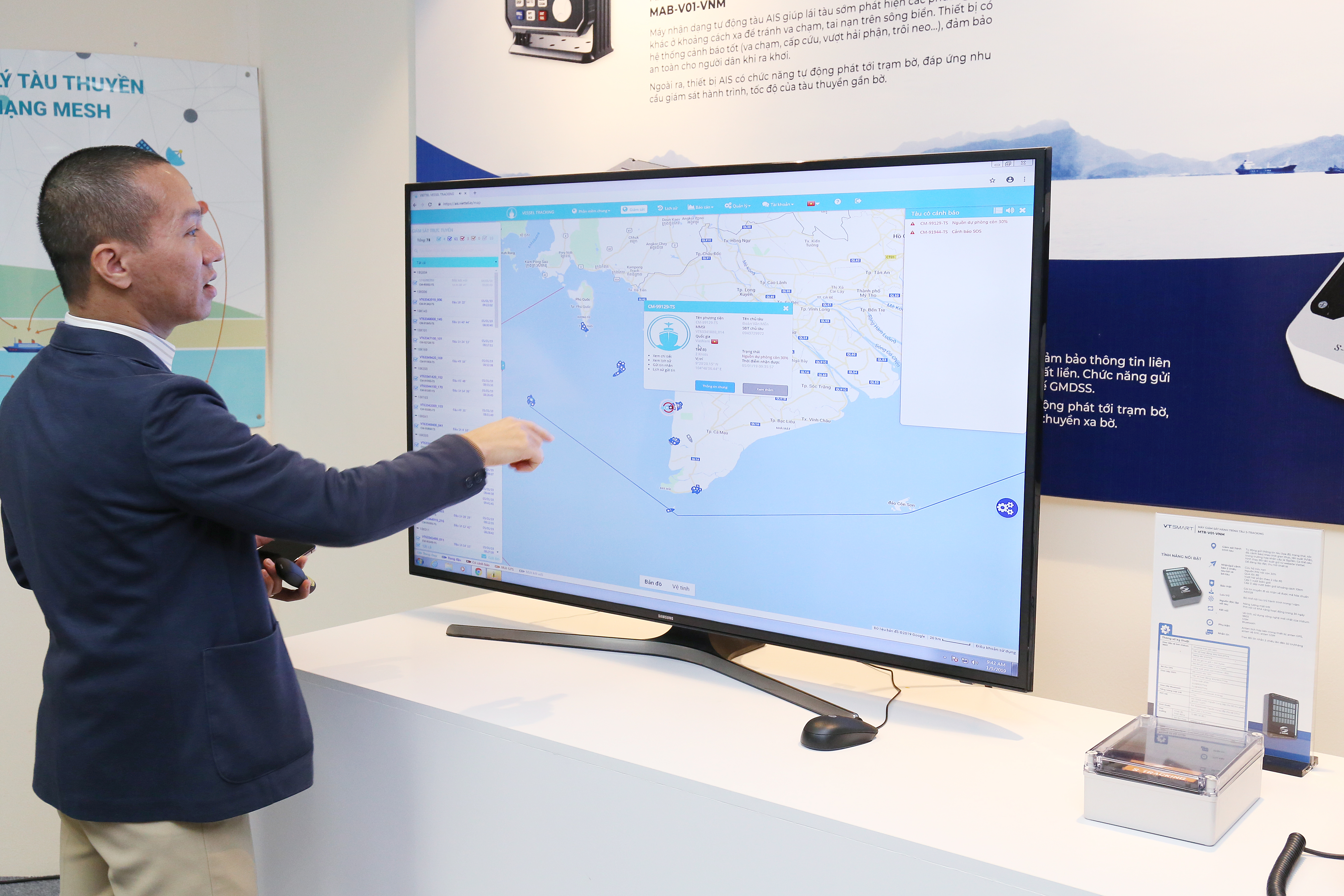 Anh Nguyễn Công Dũng, trưởng phòng Công nghệ và Hợp tác quốc tế, Trung tâm Công nghệ mạng Viettel, giới thiệu về giao diện quan sát của S-tracking dành cho nhà quản lý, chủ tàu. 