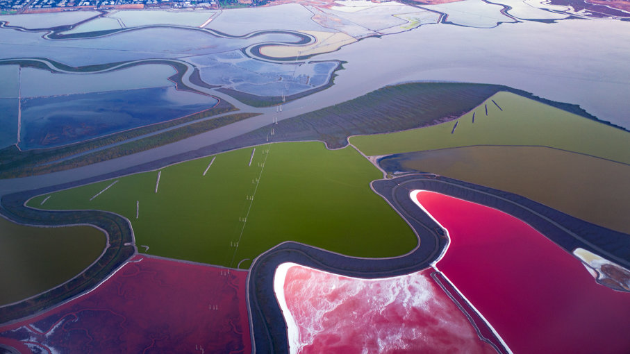 Ảnh chụp từ trên cao các ao muối nhiều màu ở vùng cực nam của Thung lũng Silicon,  thị trấn Fremont, California, Mỹ