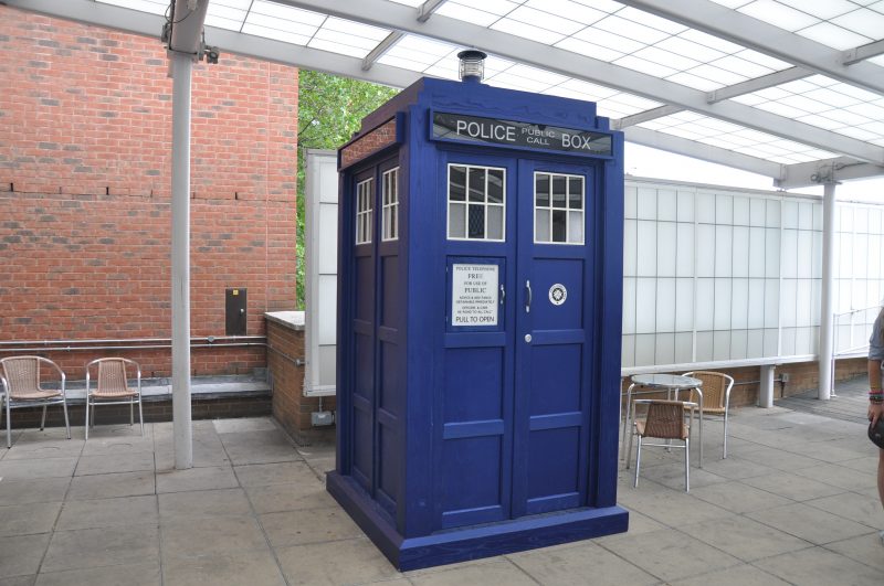 Trong chương trình phim truyền hình dài tập “Doctor Who” của BBC, Nhân vật Bác sĩ vô danh đã sử dụng cỗ máy thời gian TARDIS để dũ hành không-thời gian | Ảnh: Babbel1996 / Wikimedia Commons