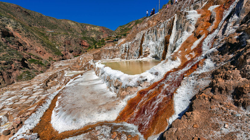 Thác nước mang nước mặn xuống sườn dốc tại chảo muối Salineras de Maras, một mỏ muối vẫn đang hoạt động và là điểm thu hút khách du lịch nổi tiếng ở vùng Cusco, Peru.