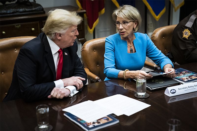Thư ký Giáo dục Hoa Kỳ Betsy DeVos và Tổng thống Donald Trump, đã đề xuất những thay đổi lớn đối với một bộ luật liên bang liên quan đến việc cấm phân biệt đối xử về giới tính trong giáo dục. Ảnh: Jabin Botsford / The Washington Post 
