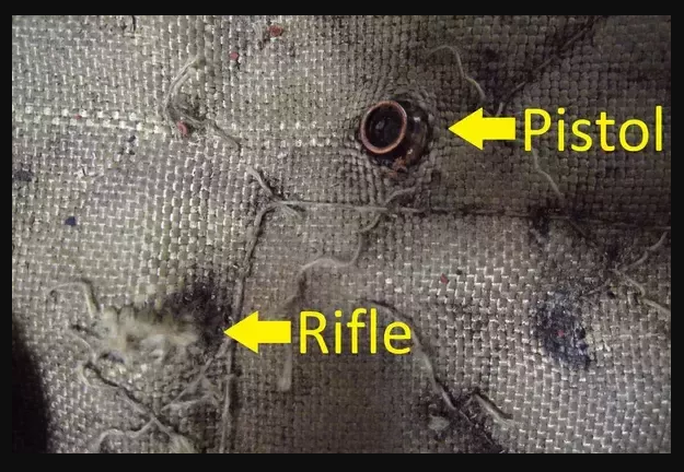Đạn súng ngắn (Pistol) bị giữ lại bởi áo chống đạn trong khi đạn súng trường (Rifle) xuyên qua áo