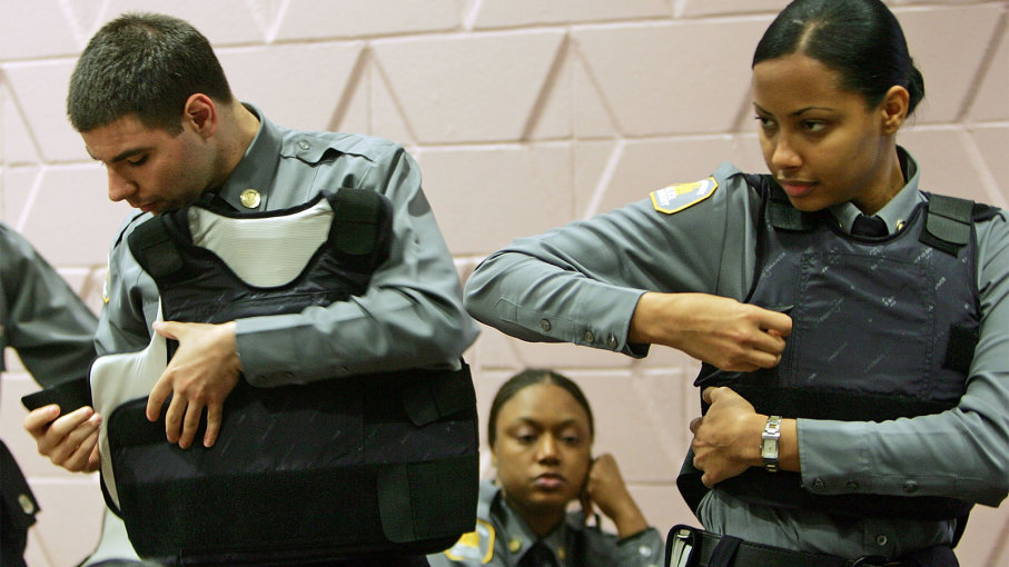 Học viên tại Học viện cảnh sát New York thử áo chống đạn 