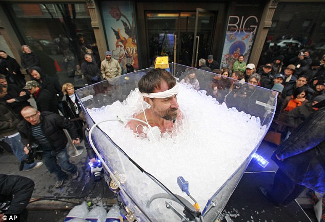 Wim Hof ngâm mình gần 2 tiếng trong bồn tắm chứa đầy nước đá để lập kỷ lục thế giới. Ảnh: AP