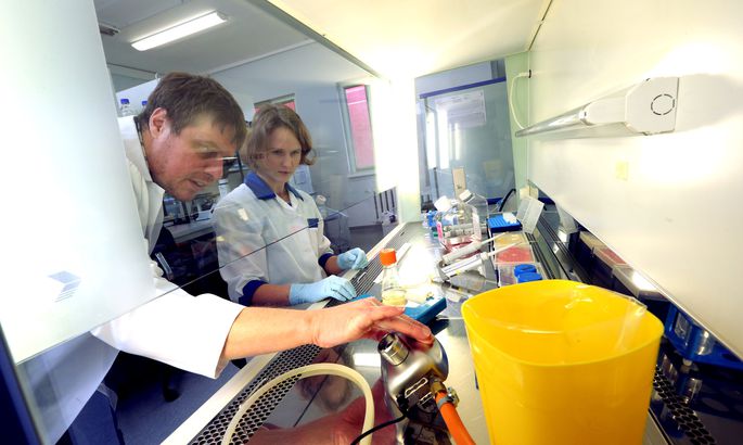 Giám đốc kỹ thuật công ty dược phẩm Icosagen Andres Männikh đang nghiên cứu các sản phẩm công nghệ sinh học chống bệnh Ebola. Riêng năm 2015, họ đã đầu tư 2,5 triệu euro cho nghiên cứu. Nguồn: news.postimees.ee