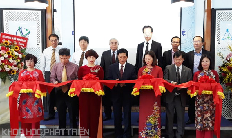 Thứ trưởng Bộ KH&CN Trần Văn Tùng cắt băng khai trương Văn phòng đại diện  Viện Khoa học SHTT tại TPHCM