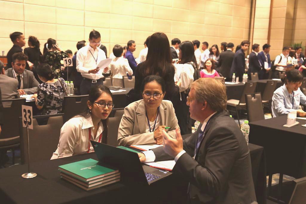 Các doanh nghiệp Việt Nam trao đổi với đối tác Argentina tại diễn đàn ngày 21/2 | Ảnh: Ngô Hà/KHPT