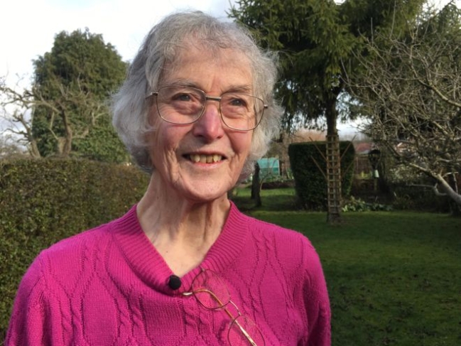 Bà Janet Ostern hy vọng sẽ tiếp tục làm vườn nếu ngăn chặn được suy giảm thị lực - Ảnh: FERGUS WALSH