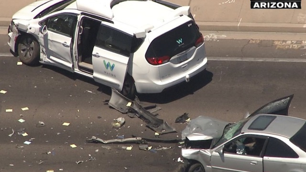 Không ít lần xe tự lái gây tai nạn trong các cuộc thử nghiệm, chủ yếu ở Mỹ. Ảnh: ABC 15 Arizona. 