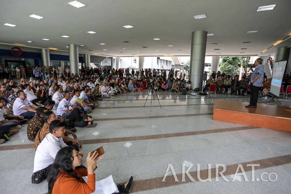 Các nhà khoa học và viên chức tại LIPI biểu tình trước trụ sở cơ quan này tại Jakarta để đòi Handoko từ chức. Ảnh: Akurat.