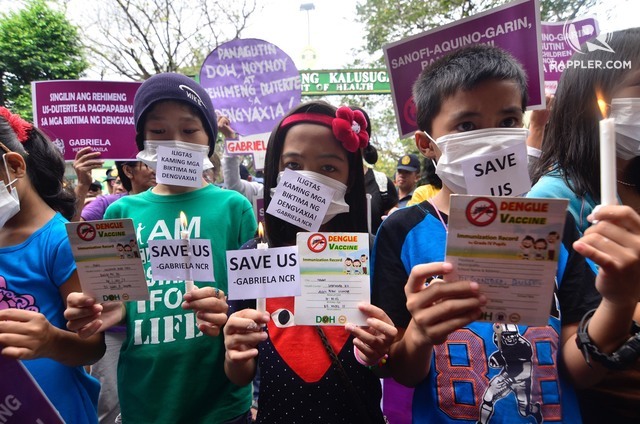 Các phụ huynh và trẻ em biểu tình phản đối vaccine Dengvaxia trước trụ sở Bộ Y tế hồi tháng 2/2018. Nguồn: Rappler.