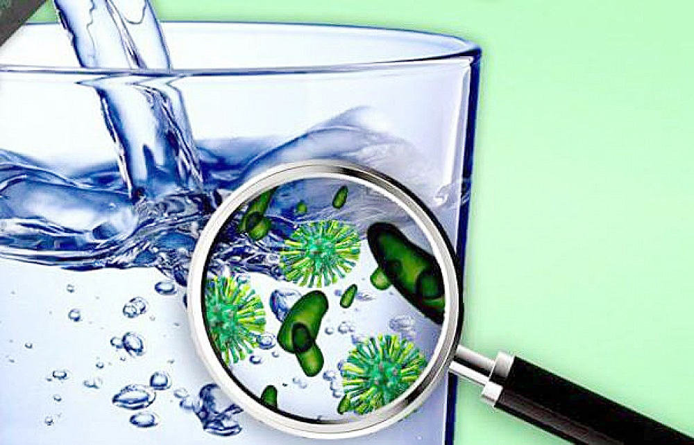 Nước uống có thể chứa nhiều vi khuẩn gây hại. Ảnh: AFP