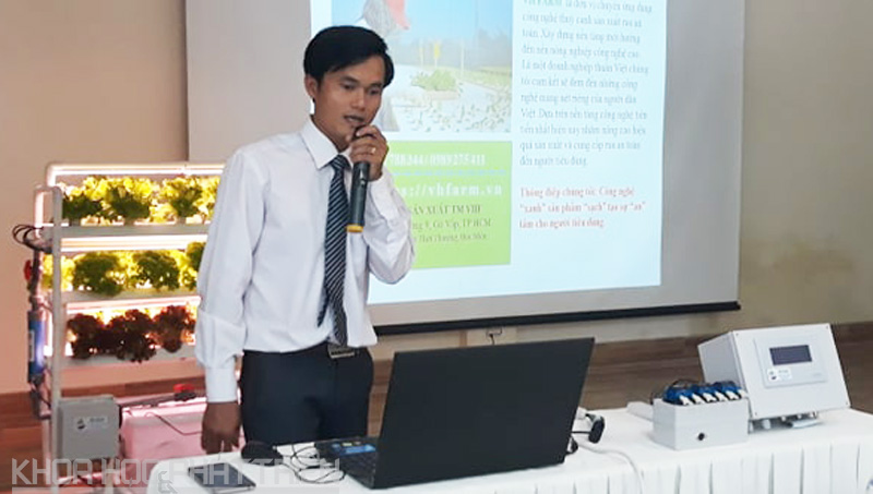 Ông Lê Văn Dể giới thiệu hệ thống trồng rau thủy canh với các thiết bị tự động 