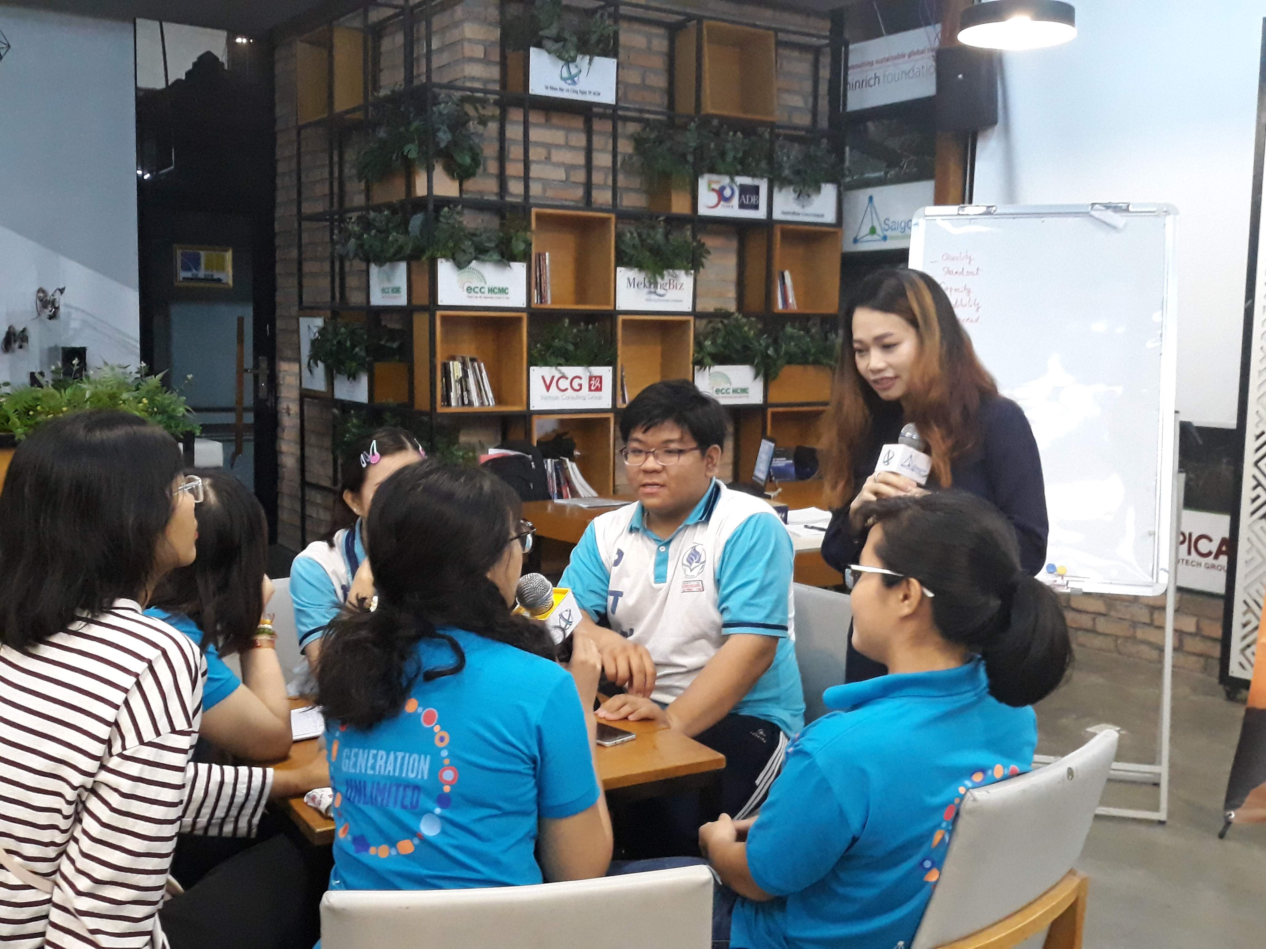 Jane Võ trong buổi chia sẻ cùng các bạn trẻ tham gia chương trình GenU của UNICEF tại Saigon Innovation Hub – TP. HCM.