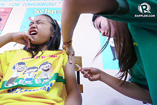 Học sinh trường Tiểu học Parang được tiêm vaccine Dengvaxia, vắc-xin đầu tiên phong sốt xuất huyết. Nguồn: Rappler. 