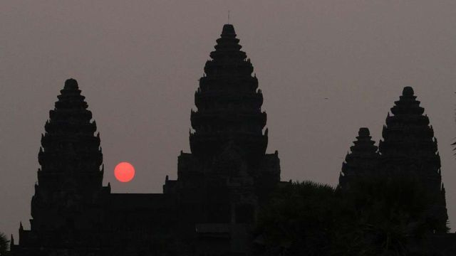 Mặt trời mọc sau đền Angkor Wat - Ảnh từ AP Photo/Heng Sinith, Filea