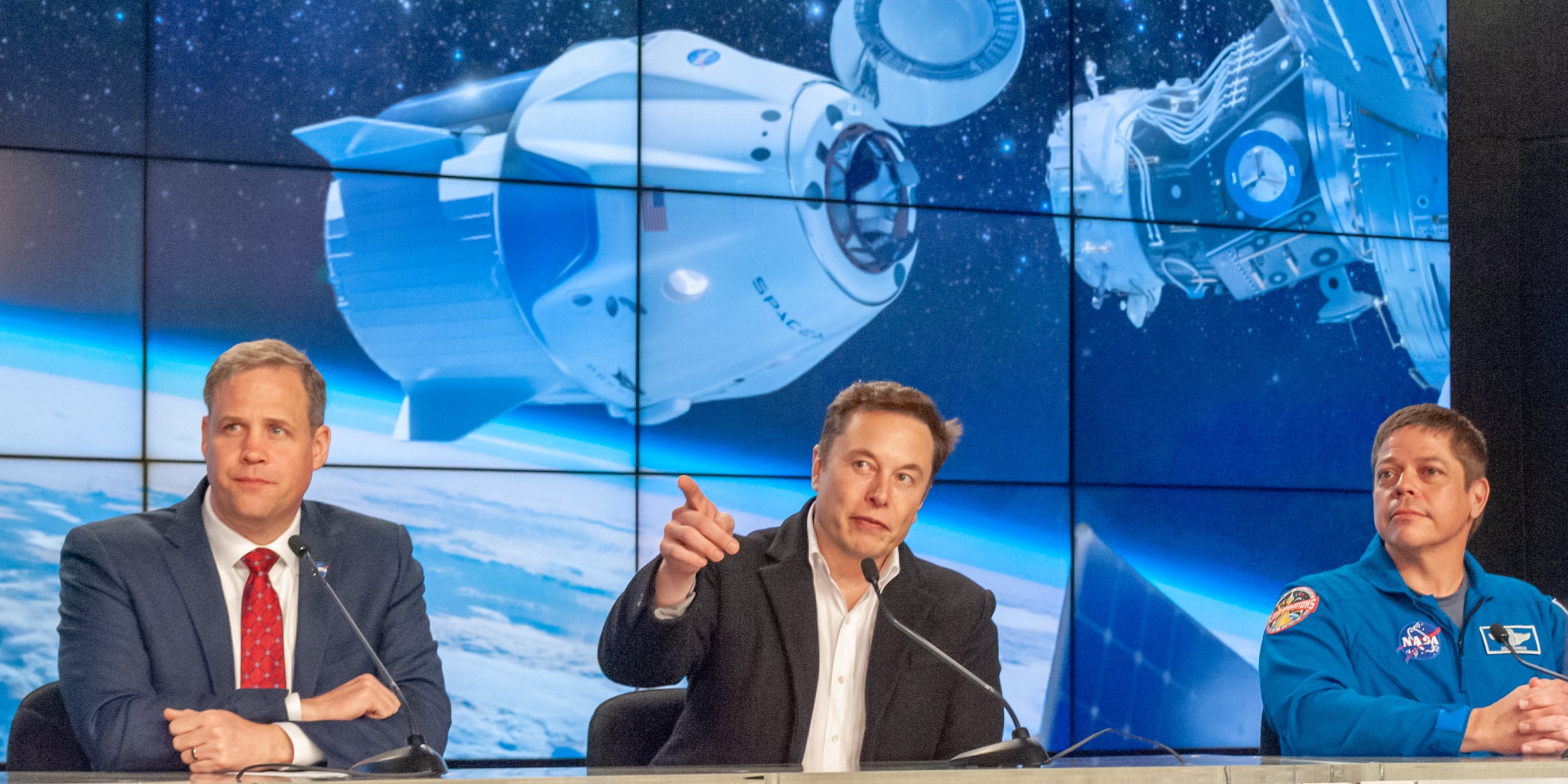 Elon Musk trong cuộc họp báo sau vụ phóng tàu Crew Dragon lên quỹ đạo và kết nối với Trạm vũ trụ quốc tế ISS. Ảnh: Viral Update News. 