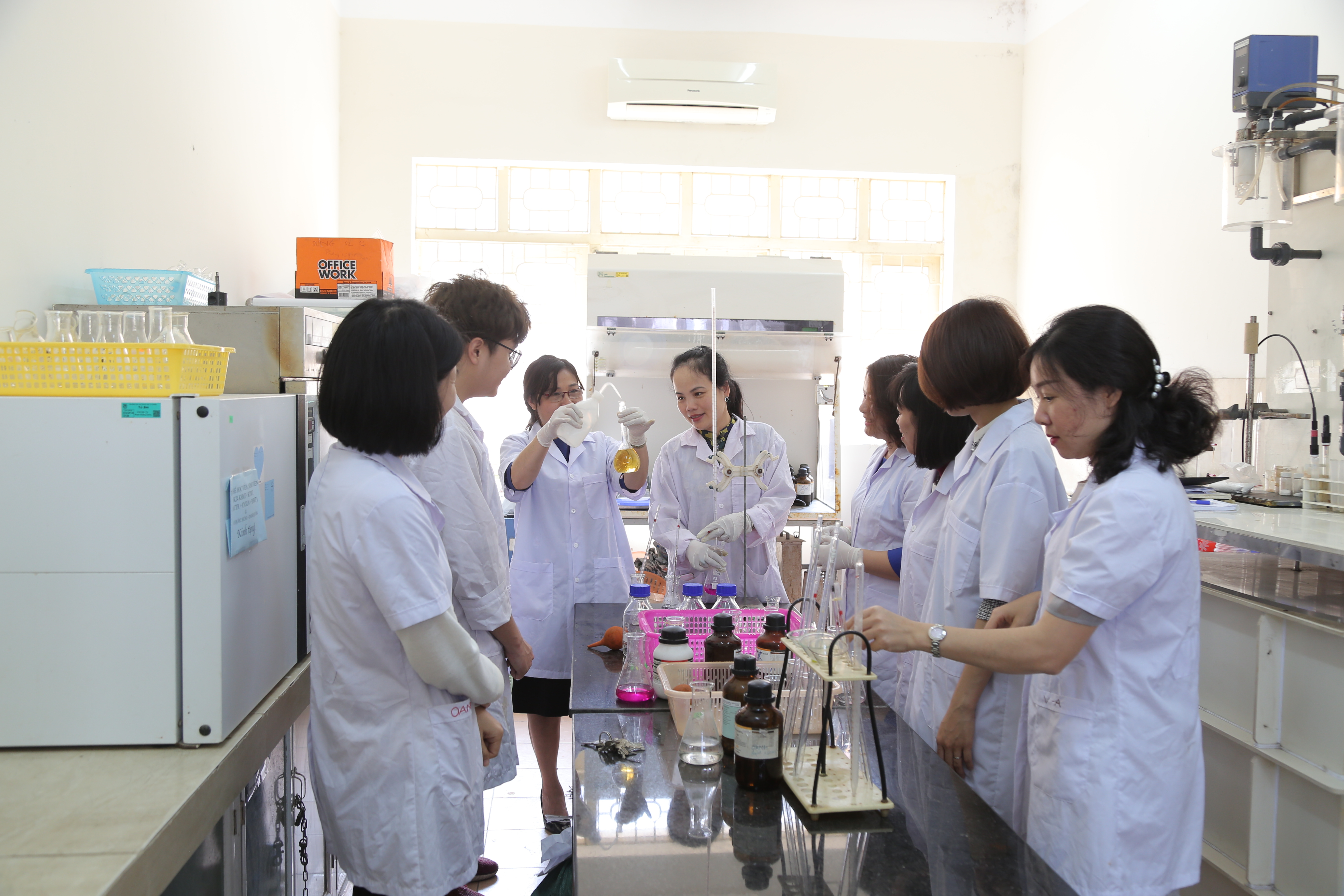 PGS.TS. Nguyễn Thị Hà (thứ 3 từ trái sang) cùng các đồng nghiệp ở bộ môn Công nghệ môi trường. Ảnh: KH&PT