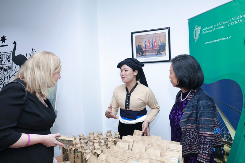Nhóm phụ nữ ở Mường Đỗ, Sơn La giới thiệu về dự án chè được tài trợ bởi Đại sứ quán Ireland
