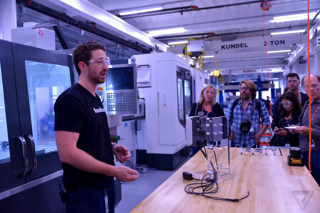 Kỹ sư phần cứng của Facebook giới thiệu phòng lab phát triển các công nghệ phần cứng như kính thực tế ảo, thiết bị lưu trữ dữ liệu, máy bay không người lái, v.v…