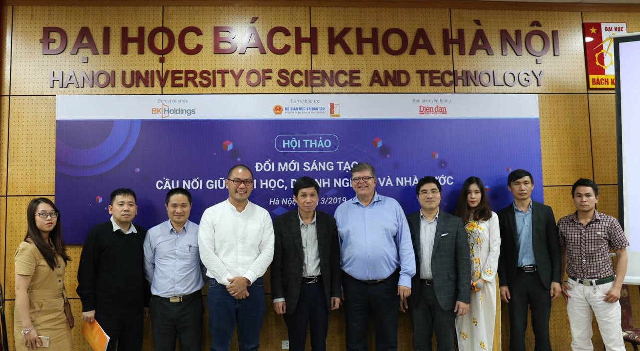 Các diễn giả tham gia hội thảo, từ trái sang Nguyễn Quang Huy (2), Dwayne Ong (4) và Axel Schultze (6) | Ảnh: Ngô Hà/KHPT