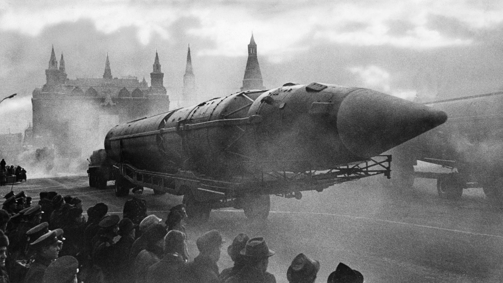 Diễu binh với tên lửa hạt nhân ở Moscow thời Chiến tranh Lạnh. Theo Harari thì loại vũ khí này thường được phô ra nhưng không bao giờ được bắn. Ảnh: Getty Images.