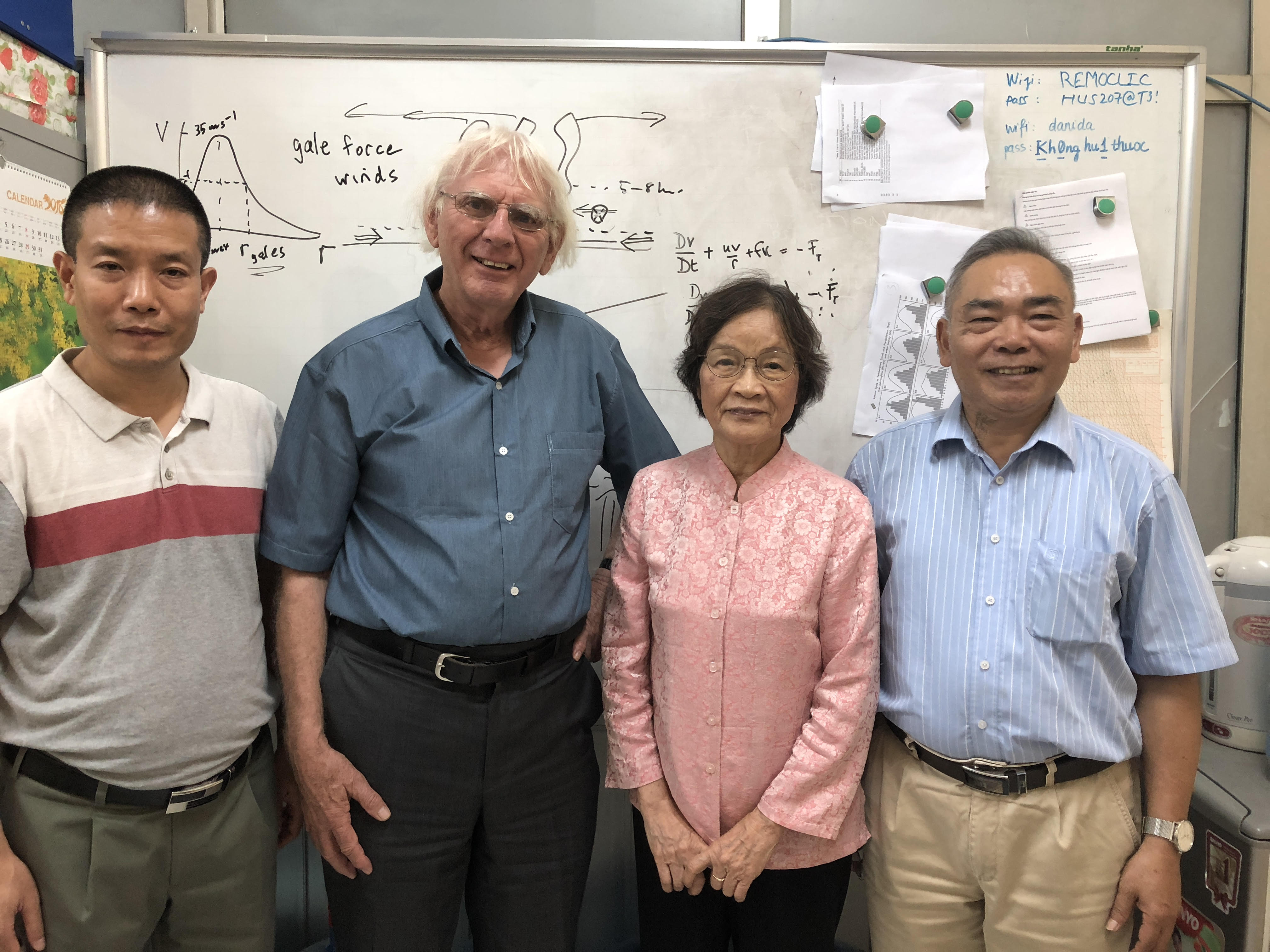 GS Roger Sminth, chuyên gia về bão nhiệt đới, đã có công giúp đỡ hỗ trợ ngành khí tượng Việt Nam kể từ năm 1997 cùng GS. TS Phan Văn Tân và PGS. TSKH Kiều Thị Xin (từ phải sang). 