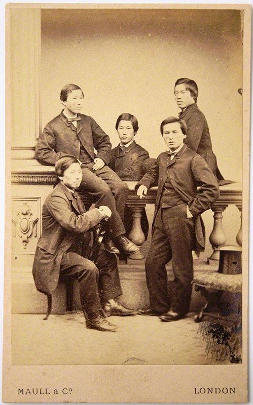 Hình chụp nhóm Trường Châu Ngũ Kiệt tại London, cha đẻ của nội các, ngành ngoại giao, đường sắt, kỹ thuật và in tiền của Nhật Bản.  