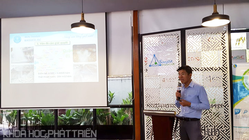 Ông Nguyễn Văn Hiếu giới thiệu về ứng dụng GIS trong quản lý sự cố mạng lưới cấp nước tại buổi thuyết trình Cuộc thi "Tìm kiếm giải pháp, sản phẩm GIS TPHCM 2018"