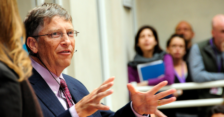 Bill Gates tin AI vừa hứa hẹn lại vừa nguy hiểm, và so sánh nó với vũ khí hạt nhân. Ảnh: 
