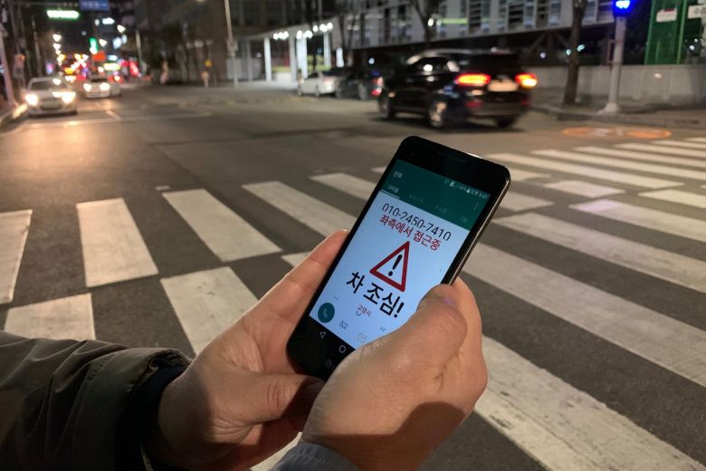 Người dân Hàn Quốc, nhất là giới trẻ đang có xu hướng dán mắt vào màn hình smartphone, ngay cả khi tham gia giao thông. Ảnh: Reuters.