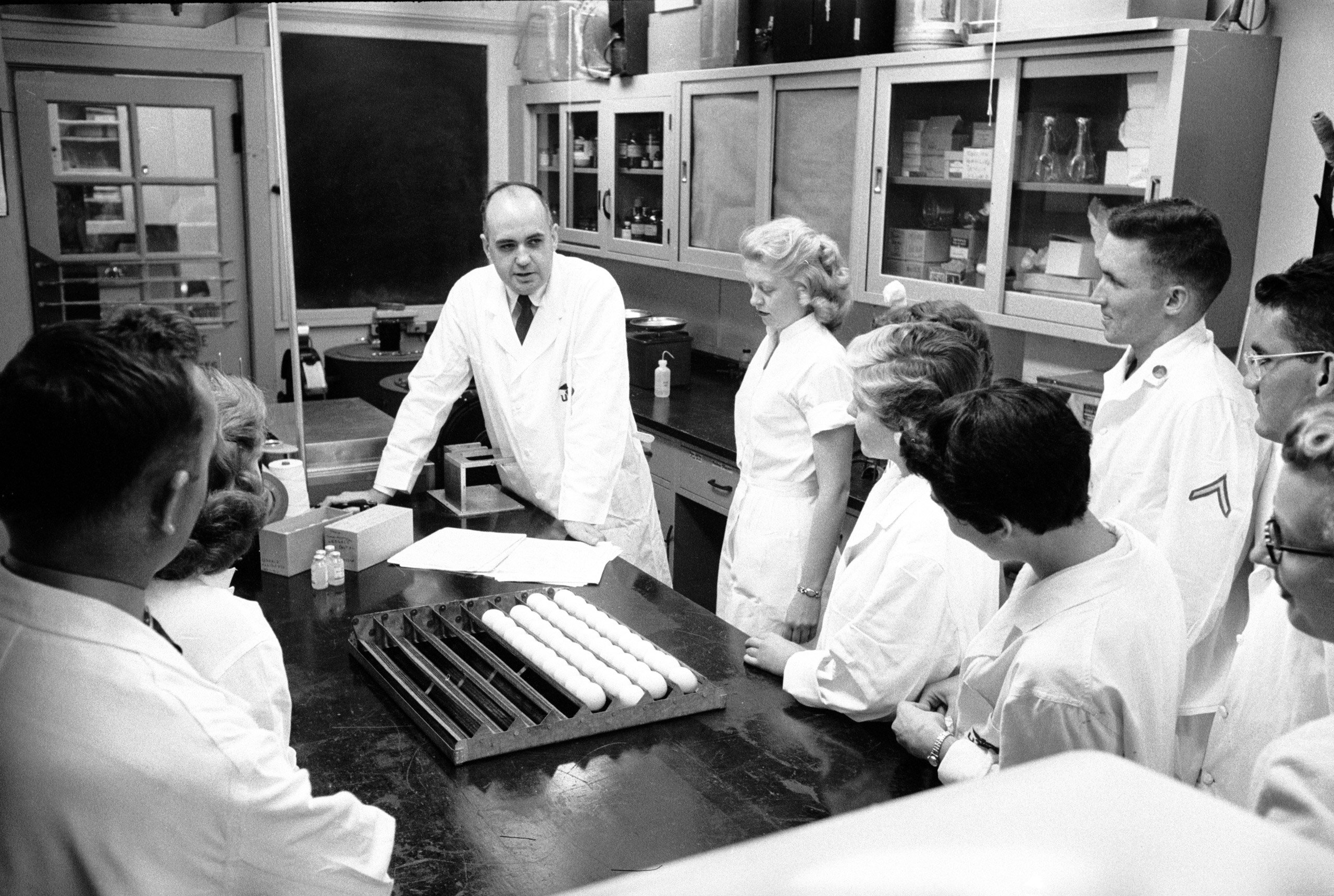 Maurice Hilleman (đứng giữa) là người có công rất lớn trong việc phát triển vaccine sởi. Ảnh: Time Magazine