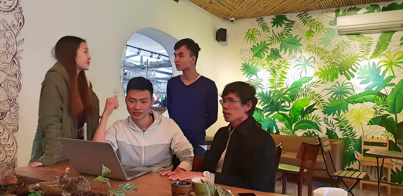 PGS. TS Nguyễn Anh Thi trao đổi với sinh viên ĐHQG-HCM về ý tưởng khởi nghiệp. 