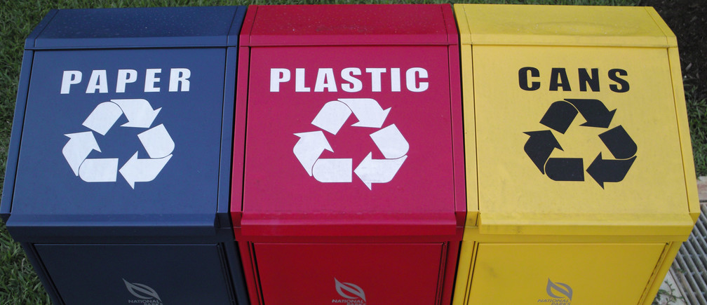 Phân loại rác là hoạt động quan trọng trong nền kinh tế tuần hoàn | Ảnh: Reuters