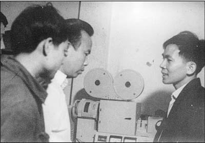 TS Trần Quang Ngọc (người bên phải) bàn giao hệ thống máy làm phim 16 mm có tiếng cho cán bộ Xưởng phim Giải Phóng