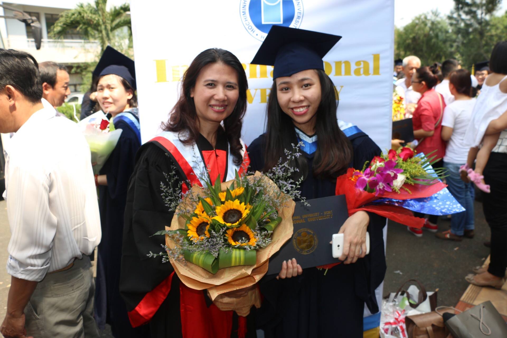 TS Mai Nguyễn (trái) và sinh viên ĐH Quốc tế khi còn ở Việt Nam. Ảnh: NVCC.
