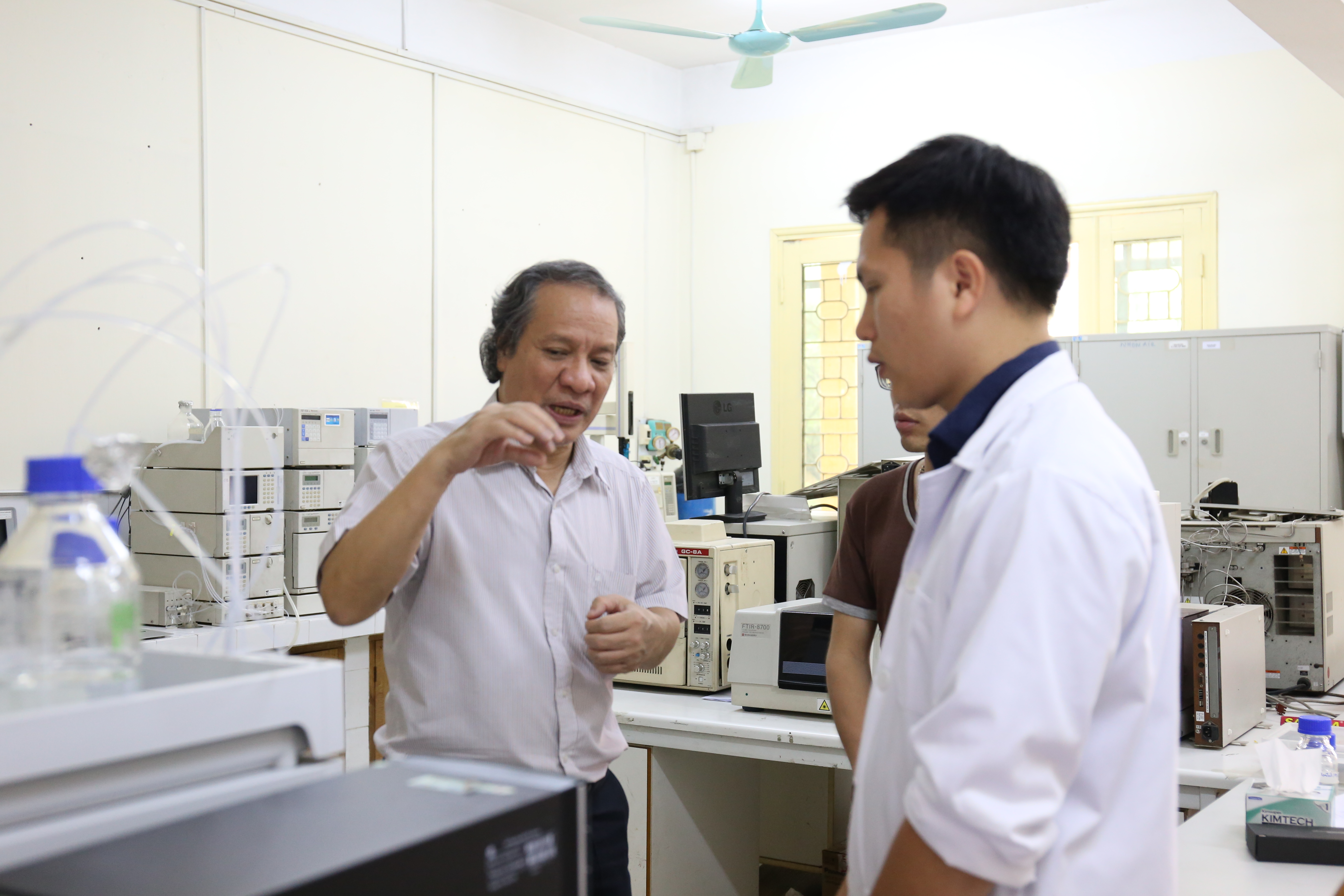 GS. TS Phạm Hùng Việt (trái) – giám đốc Trung tâm Nghiên cứu môi trường và Phát triển bền vững (CETASD, ĐH Khoa học Tự nhiên, ĐHQGHN) trong phòng thí nghiệm. Ảnh: PV