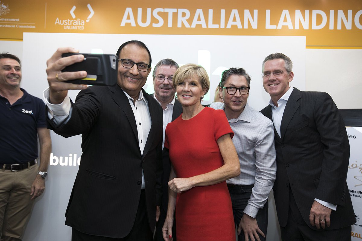 Ông Iswaran, Bộ trưởng Bộ Thương mại và Công nghiệp Singapore (giữa bên trái) và Hon Julie Bishop, Bộ trưởng Bộ Ngoại giao Úc (giữa, bên phải) chụp ảnh kỉ niệm Landing Pads có văn phòng tại Úc. Ảnh: KH&PT