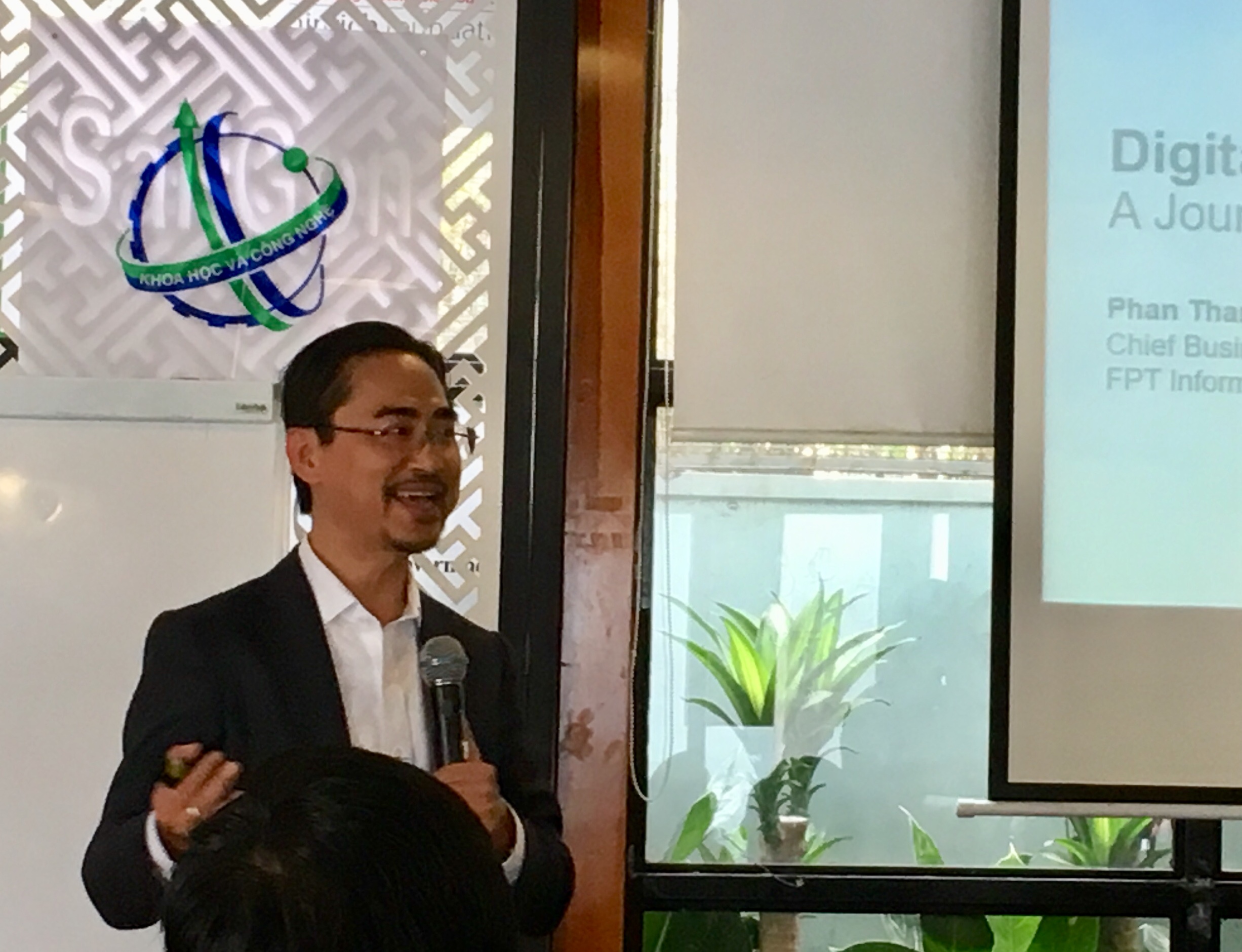 Diễn giả Phan Thanh Sơn – Gđ Phát triển kinh doanh công ty cổ phần Hệ thống thông tin FPT. Ảnh: KH&PT