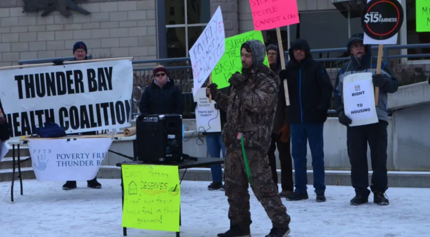 Những người dân nhận thu nhập cơ bản tham gia một cuộc biểu tình tại Vịnh Thunder, Canada. Nguồn: Amy Hadley / CBC