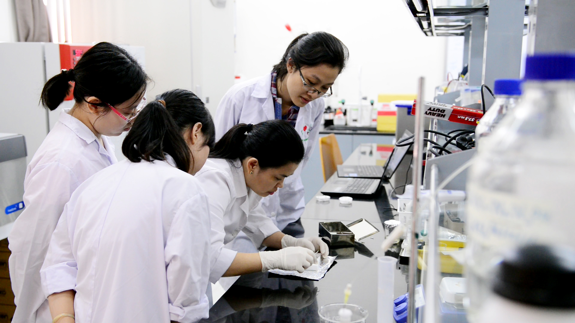 TS. Nguyễn Thị Hiệp hướng dẫn sinh viên thực hành trong phòng thí nghiệm. Ảnh: BME 